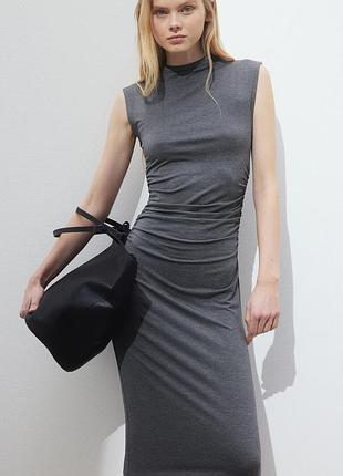 Приталенная миди из мягкого трикотажа