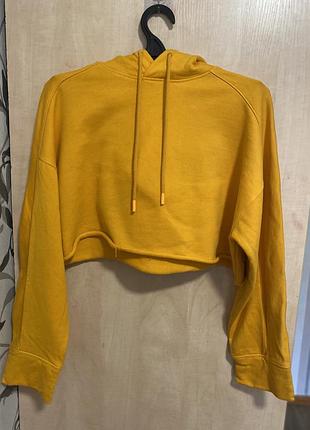 Вкорочене яскраве худі з широкими рукавами