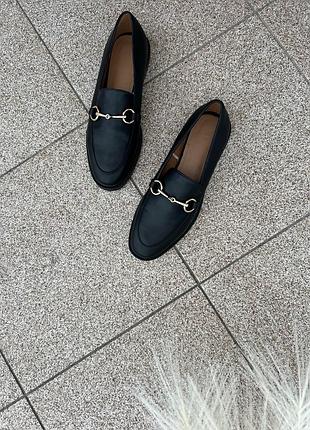 Чорні лофери h&m з золотою пряжкою
