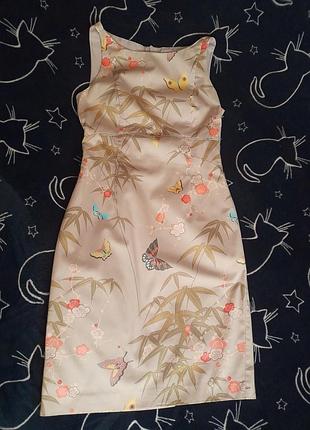 Платье бежевого цвета с растительным и животным принтом