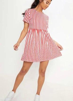 Коротка сукня у червону смужку від prettylittlething