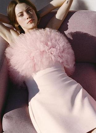 Коротка обʼємна рожева сукня з тюлем zara
