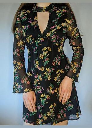 Чорна коротка міні сукня з імітацією чокера у квітковий принт плаття довгий рукав з вирізом декольте