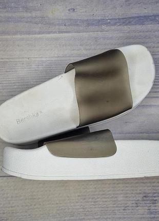 Шлепанцы bershka