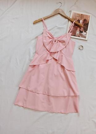 Розовое ярусное платье на бретелях с бантом