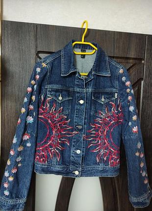 Джинсова куртка з вишивкою