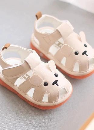 Детские босоножки с петелькой на малышей