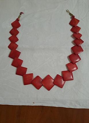 Намисто червоного кольору