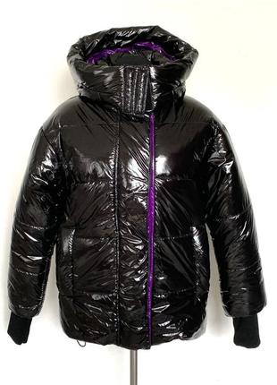 Короткая зимняя лаковая куртка, пуховик с капюшоном, размер м.1 фото