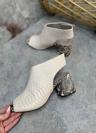 Шкіряні ботильони босоніжки на стійкому зручному каблуку середньої висоти