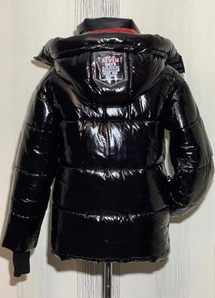 Короткая зимняя лаковая куртка, пуховик с капюшоном, размер м.3 фото