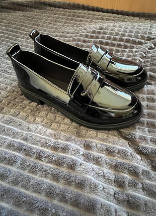 Лоферы лаковые