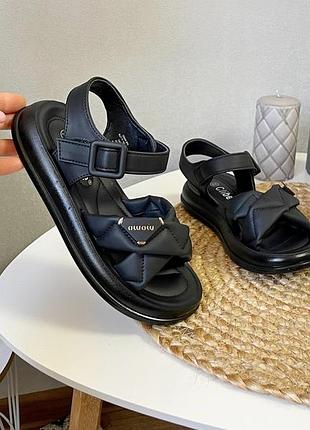 Босоніжки на дівчинку