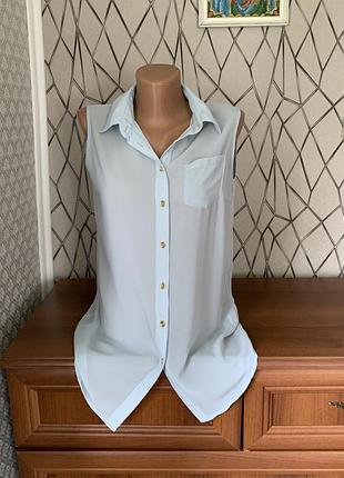 Блуза розмір s подовжена на ґудзиках без рукавів голубого кольору стильна з комірцем