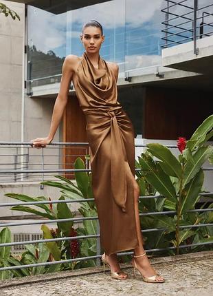 Атласное платье средней длины с воротником хальтер