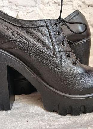 Туфли на платформе со шнуровкой