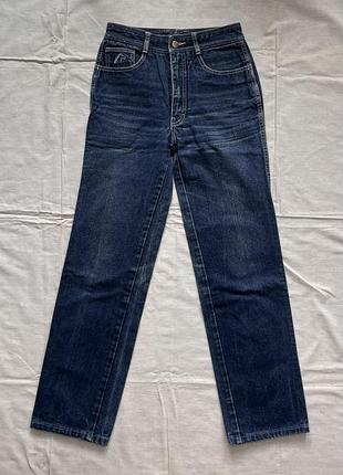 Джинси темного кольору з цупкого матеріалу