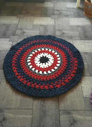 Вязаный коврик крючком д.80 см