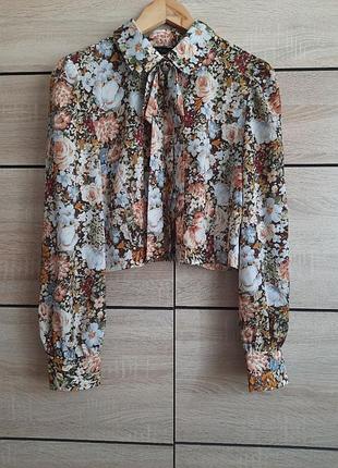 Цветочная укороченная блуза от zara с брошью под жемчуг