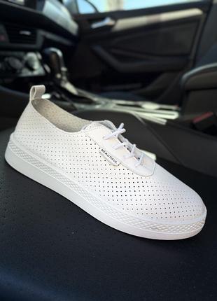 Білі кеди з перфорацією мокасини