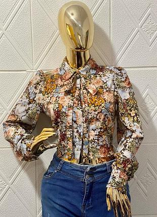 Цветочная укороченная блуза от zara с брошью под жемчуг