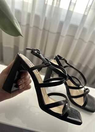 Босоніжки жіночі на підборах