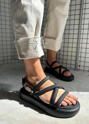 Легкі босоніжки на платформі