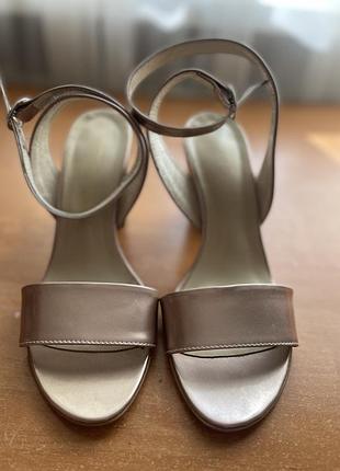 Розкішні шкіряні босоніжки