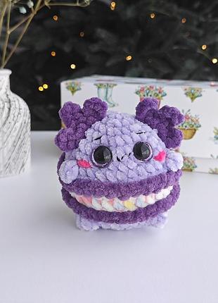 Игрушка ручной работы из плюшевой пряжи аксолотль макаронс, фиолетовый