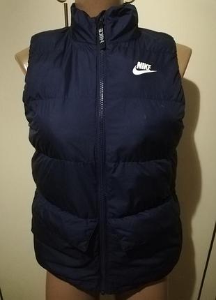 Продам зимнюю жилетку nike.