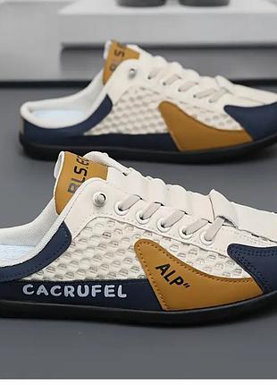 Удобные кроссовки с круглым носком и застежкой на шнуровке, с дышащим верхом.прочная подошва