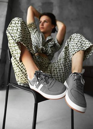 Жіночі кросівки