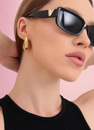 Чорні трендові окуляри з золотим акцентом