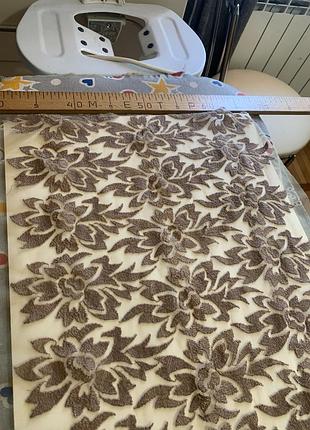 Тканина , вузький гіпюр-мереживо ширина сітки 40 см, ширина візерунку 37 см.