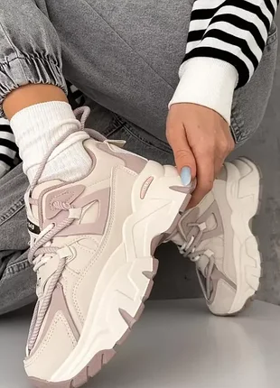 Кросівки жіночі молочного кольору на високій підошві