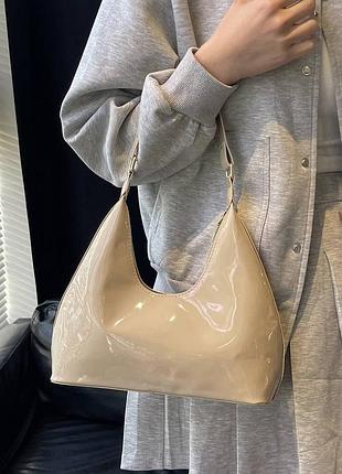 Сумочка хобо  лакова шкіра в бежевому кольорі (колір хакі)