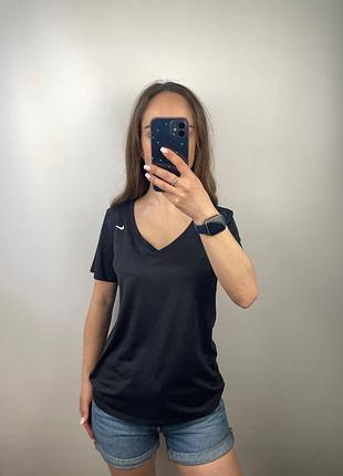 Базова футболка для спорту nike dri fit v-neck m