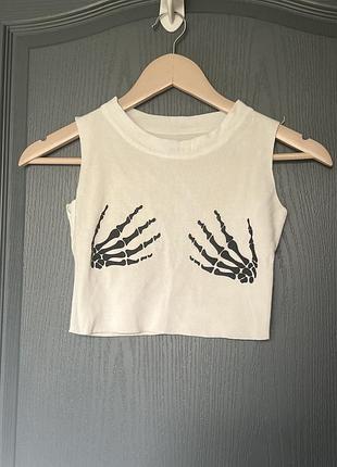 Топ з руками на грудях