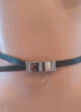 Тонкий шкіряний ремінь чорного кольору з декоративною пряжкою