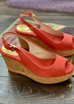 Босоніжки на танкетці michael kors