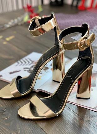 Золотисті босоніжки на підборах kendall + kylie