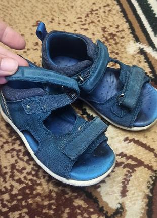 Босоножки на липучках