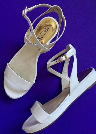 Білі лакові босоніжки michael kors