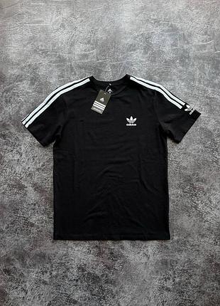 Стильна футболка adidas
