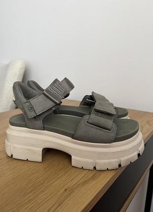 Босоніжки ugg