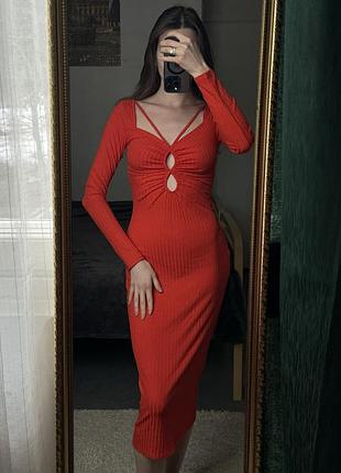 Червоне плаття в рубчик сукня міді червоного кольору