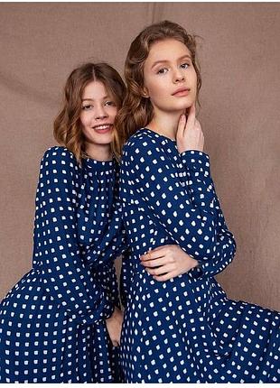 Голубое платье миди с принтом в белый квадрат: