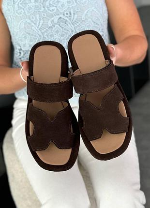 Натуральные замшевые шлепанцы - слайдеры цвета шоколад