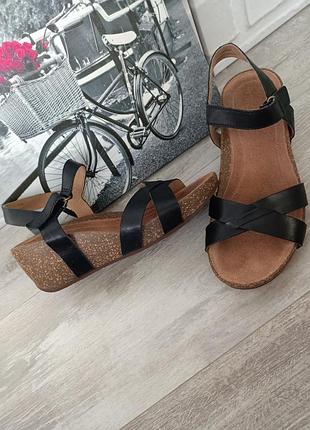 Женские босоножки из натуральной кожи clarks на танкетке размер 39 черного цвета