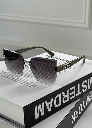 Очки женские под бренд в цветах с надписью на скобках